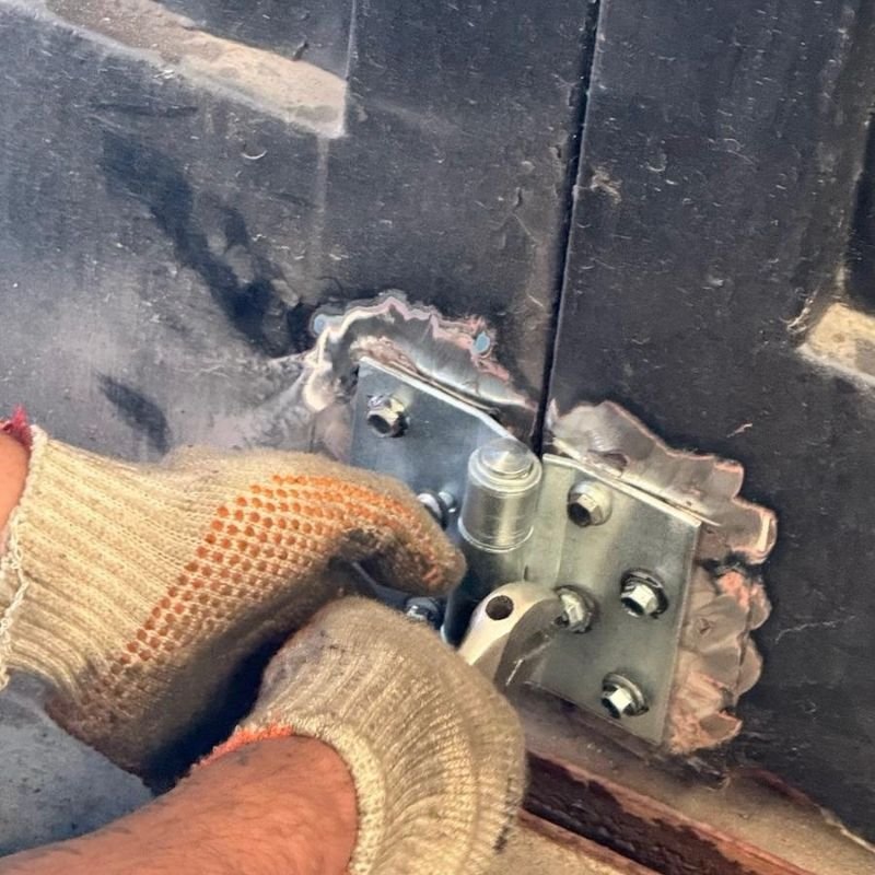 Se salió de guía · las roldanas se zafan — Cambio de rolletes en portón curvo-corredizo. Sustitución de herrajes inferiores (rolletes) para asegurar el correcto desplazamiento por la guía y evitar desvíos. Trabajo realizado por HERREELEC.